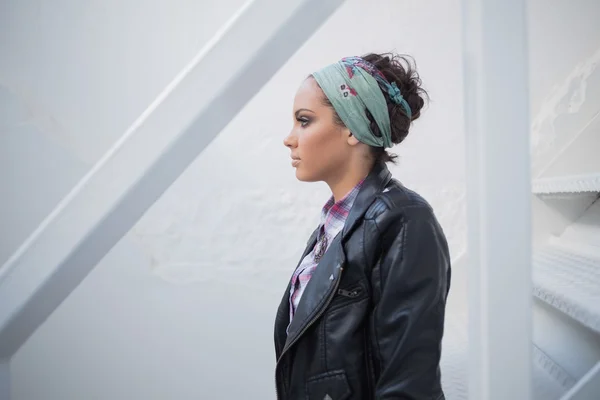 Mulher atraente com penteado sentado nas escadas — Fotografia de Stock