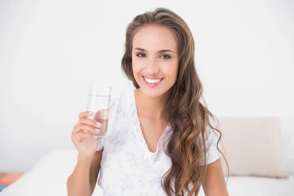 Brunette bedrijf glas water — Stockfoto