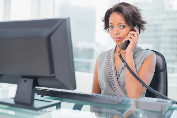 Mujer de negocios seria hablando por teléfono —  Fotos de Stock