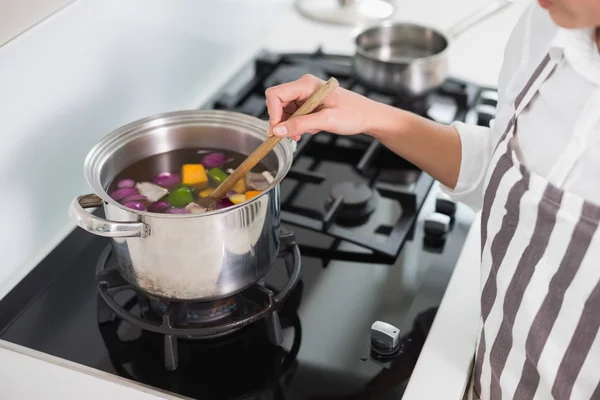 Nahaufnahme einer Frau, die Gemüse mixt — Stockfoto