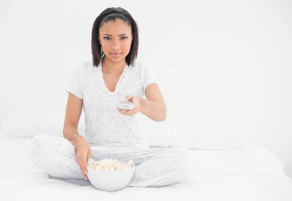 Avslappnad ung modell äta popcorn — Stockfoto