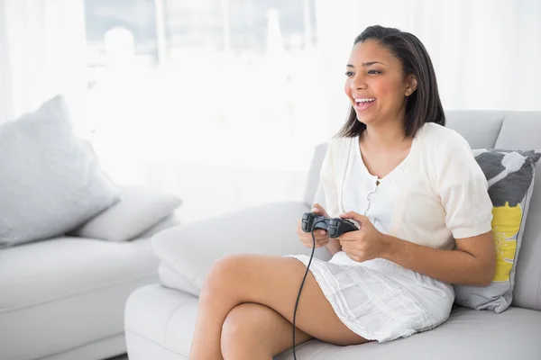 Laughing young woman playing video games — Stock Photo, Image