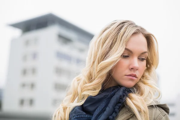 Unga attraktiva blondin poserar utomhus — Stockfoto