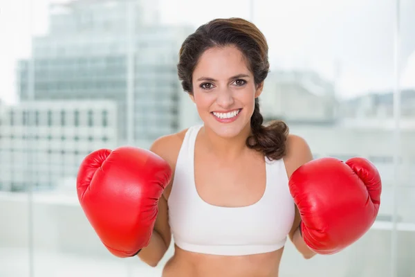 Sportovní veselé bruneta nosí Boxerské rukavice — Stock fotografie