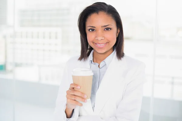Прекрасная молодая бизнесвумен держит чашку кофе — стоковое фото