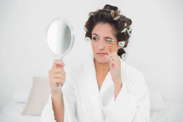 Natural brunette using eyelash curler — Stockfoto