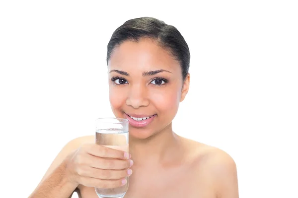 Jovem modelo alegre segurando um copo de água — Fotografia de Stock