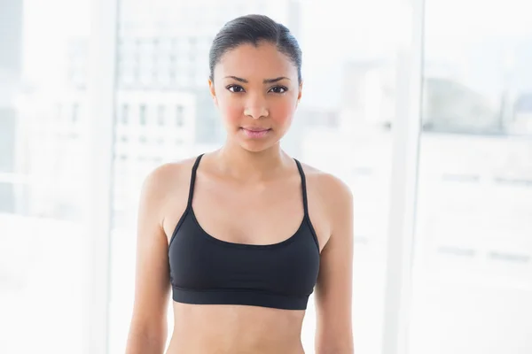 Modelo serio en ropa deportiva posando — Foto de Stock