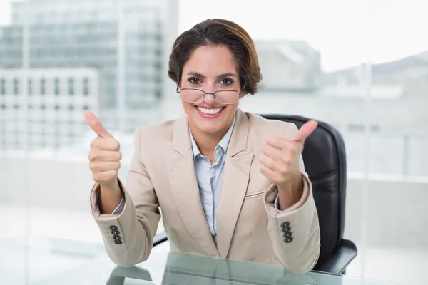 Glad affärskvinna visar tummen upp på hennes skrivbord — Stockfoto
