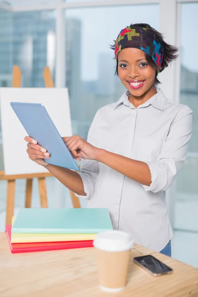 Smiling artist using tablet — Stock Photo, Image