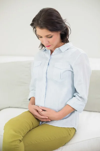 Mulher grávida calma segurando sua barriga — Fotografia de Stock