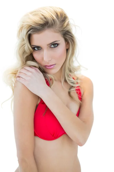 Geheimnisvolles attraktives blondes Model im roten Bikini blickt in die Kamera — Stockfoto