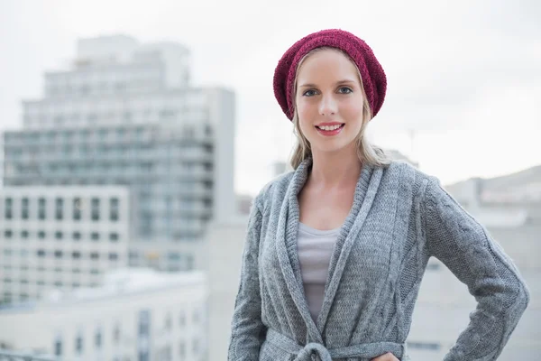 Smiling pretty blonde posing outdoors — Stock Photo, Image