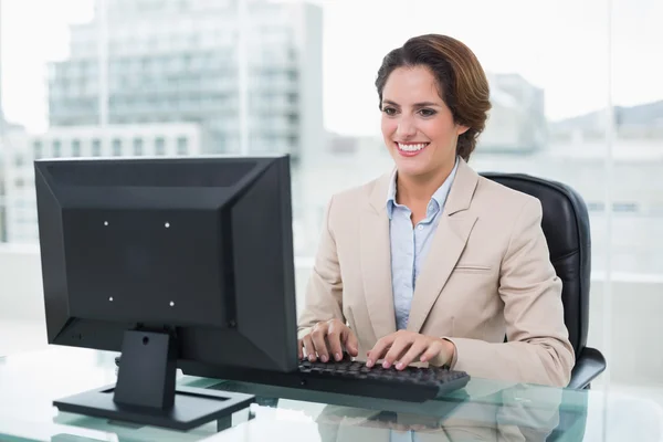 Kobieta siedzi przed komputerem — Zdjęcie stockowe