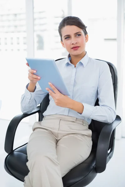 Mujer de negocios pensativo utilizando una tableta de PC — Foto de Stock