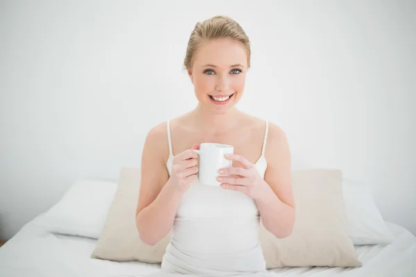 Naturlig leende blondin innehar en mugg — Stockfoto