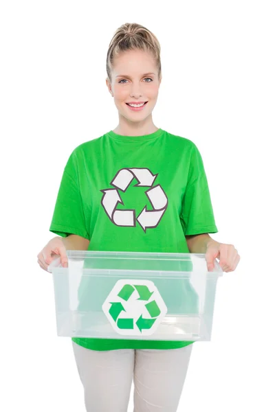 Ativista ambiental feliz segurando caixa de reciclagem — Fotografia de Stock
