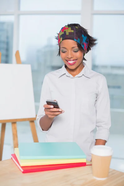 Lachende kunstenaar met behulp van haar telefoon — Stockfoto