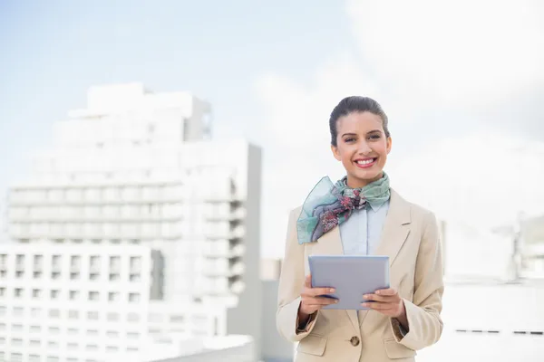 Zufriedene Geschäftsfrau mit Tablet-PC — Stockfoto