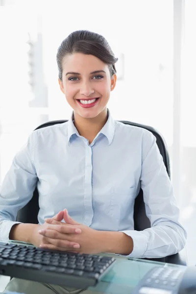 Mujer de negocios mirando a la cámara — Foto de Stock