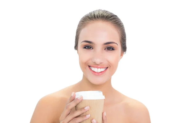 Mujer alegre sosteniendo una taza de café —  Fotos de Stock