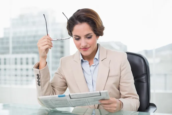 Zufriedene Geschäftsfrau liest Zeitung — Stockfoto