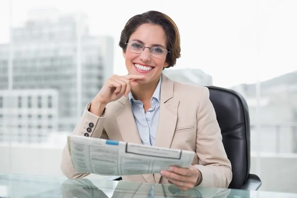 彼女の机で新聞を保持している実業家 — Stockfoto