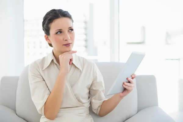 Pensive élégant brunette femme d'affaires tenant une tablette pc — Photo