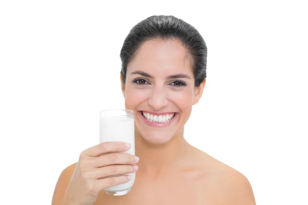 Lachende blote brunette houden glas melk — Stockfoto