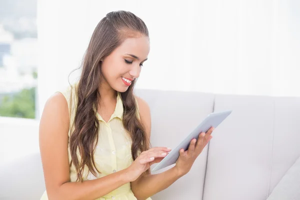 Inhoud jonge brunette met behulp van Tablet PC — Stockfoto