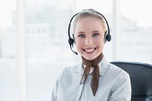 Blonda leende affärskvinna bär ett headset — Stockfoto