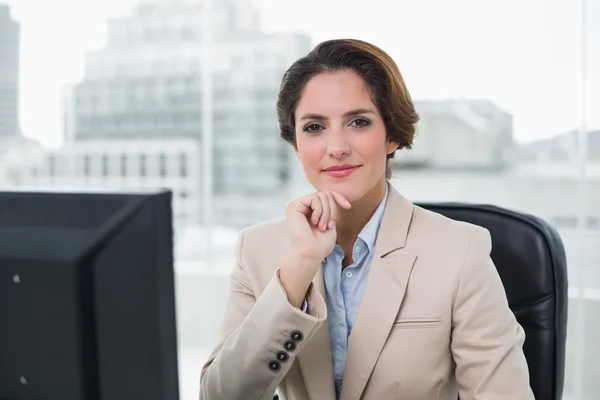 Contenuto donna d'affari sorridente alla fotocamera — Foto Stock