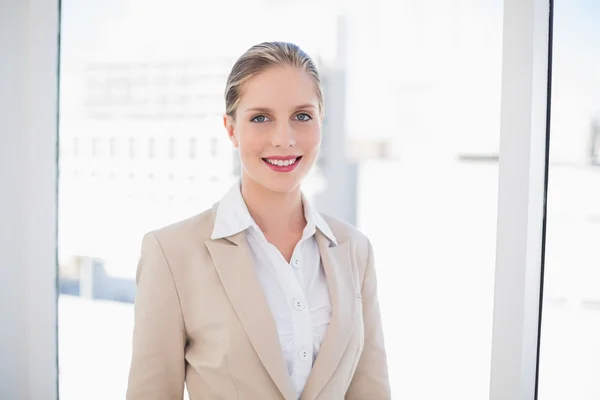 Sorrindo loira empresária de pé — Fotografia de Stock