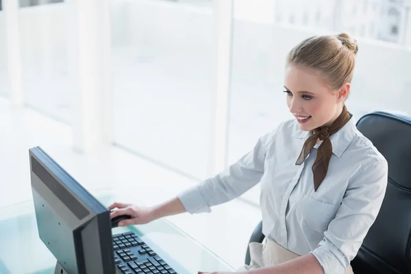 Blonde vrolijke zakenvrouw werken op de computer — Stockfoto