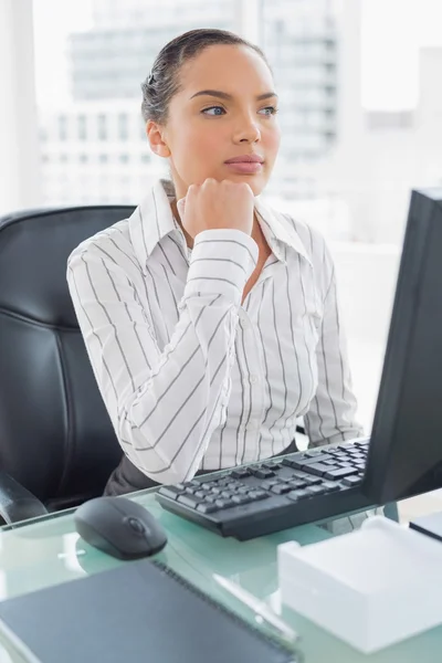 Nachdenkliche Geschäftsfrau arbeitet — Stockfoto