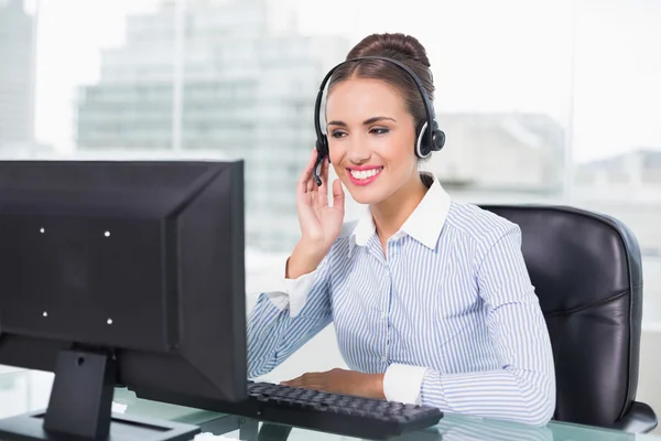 Glimlachende zakenvrouw via headset — Stockfoto