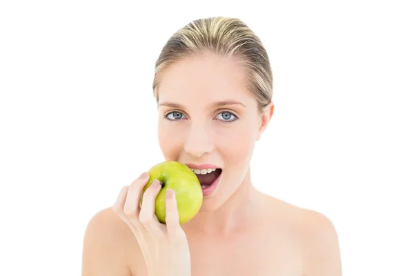 Natuurlijke verse blonde vrouw een groene appel eten — Stockfoto