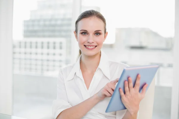 Leende affärskvinna med hjälp av TabletPC — Stockfoto