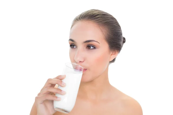 Belle femme buvant un verre de lait — Photo