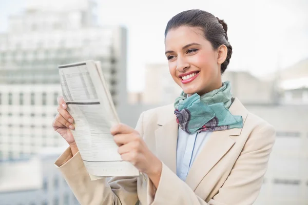 Businesswoman reading a newspaper — Stock Photo, Image