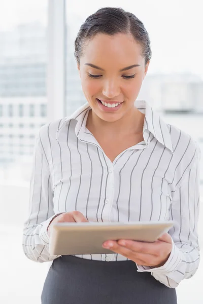 Sorridente donna d'affari utilizzando il suo tablet pc — Foto Stock