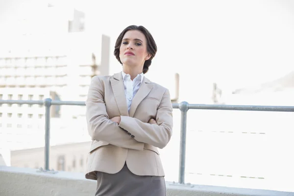 Aantrekkelijke stijlvolle zakenvrouw permanent met armen gevouwen — Stockfoto