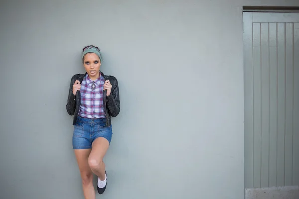 Mulher séria com a cabeça posando — Fotografia de Stock