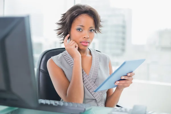 Geschäftsfrau nutzt ihr digitales Tablet am Schreibtisch — Stockfoto