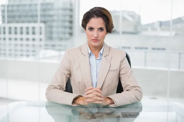 Allvarliga businesswoma på hennes skrivbord — Stockfoto