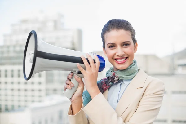 Feliz empresaria sosteniendo un megáfono — Foto de Stock