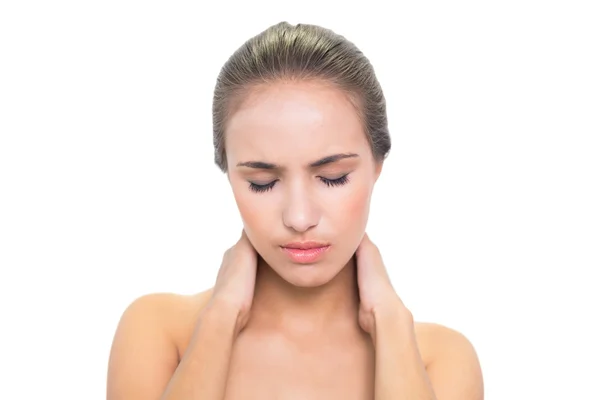 Zmarszczenie brwi młoda kobieta cierpi na ból szyi — Zdjęcie stockowe