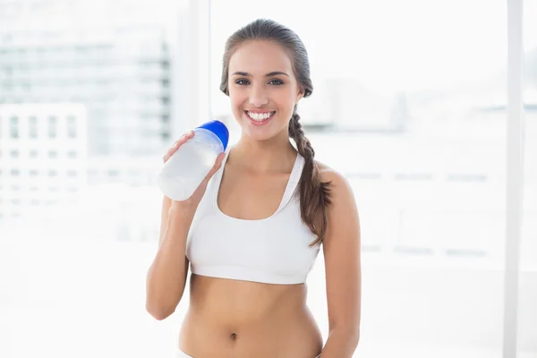Morena sosteniendo una botella de agua —  Fotos de Stock
