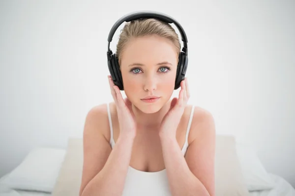 Naturligt innehåll blond lyssna på musik — Stockfoto