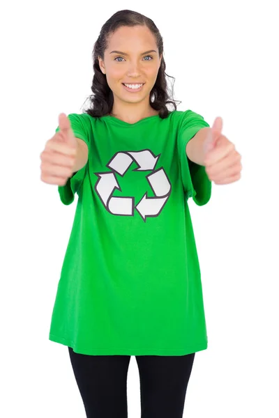 Mujeres con camiseta de reciclaje verde dando pulgares hacia arriba —  Fotos de Stock